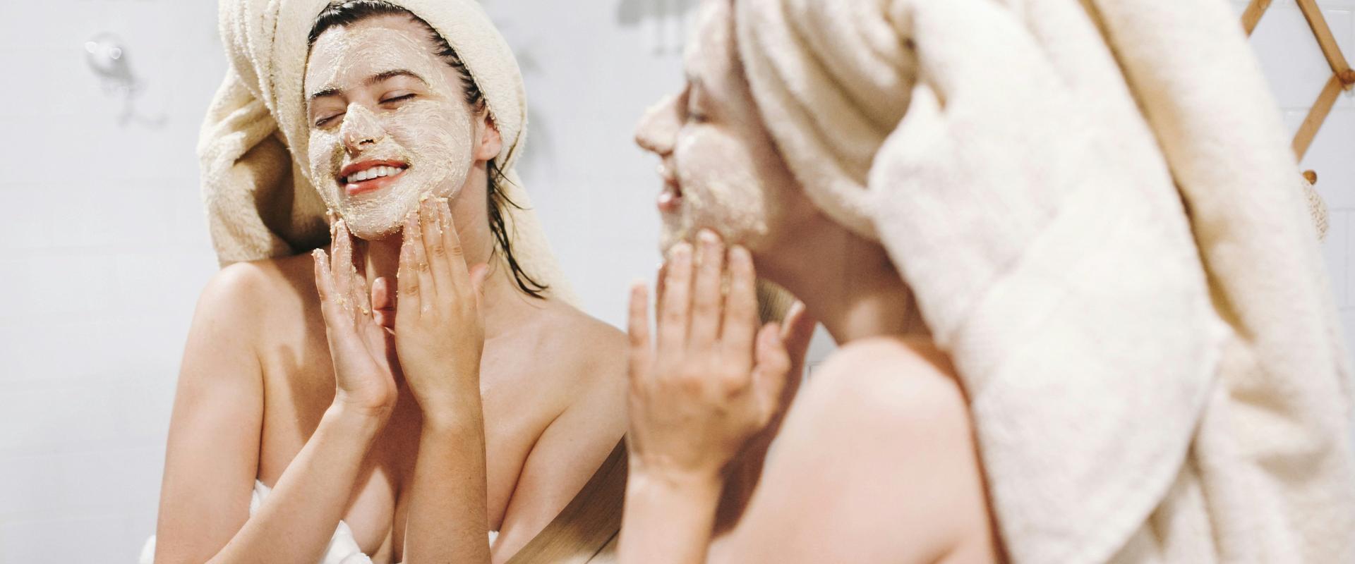 Widowiskowa pielęgnacja, pielęgnujący makijaż i beauty-merch. Dokąd zaprowadzi nas ten trendowy miks?